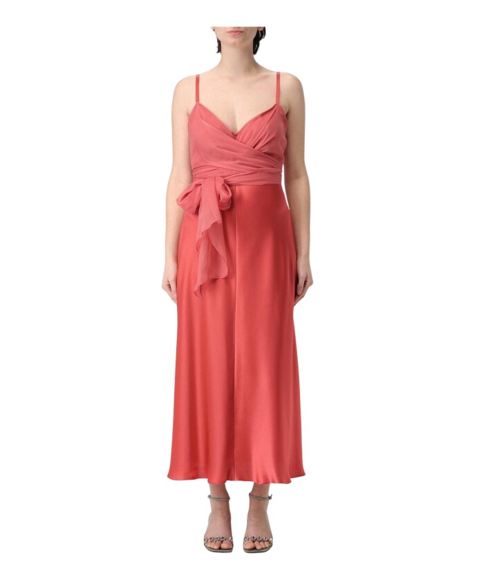 elegante-robe-en-soie-violette-a-ligne
