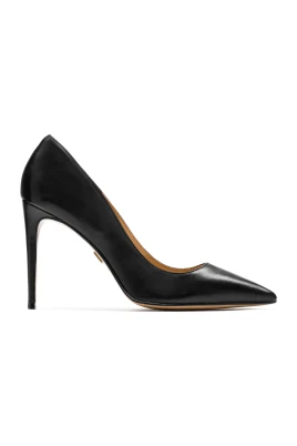 Svarta stilettos i kornläder.Denna produkt har stor storlek.