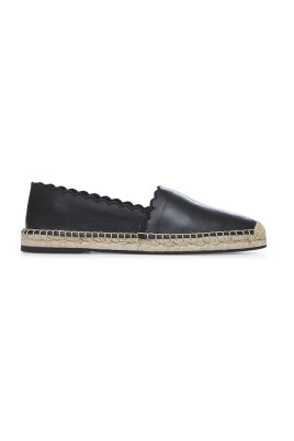 svarta-slip-on-ballerinaskor-med-vagiga-kanter