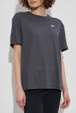 t-shirt-avec-une-application-en-forme-de-logo