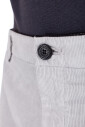 pantalon-gris-clair-avec-bouton-cache
