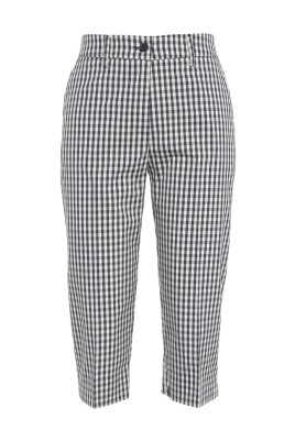 blue-check-capri-pants-stylish-look