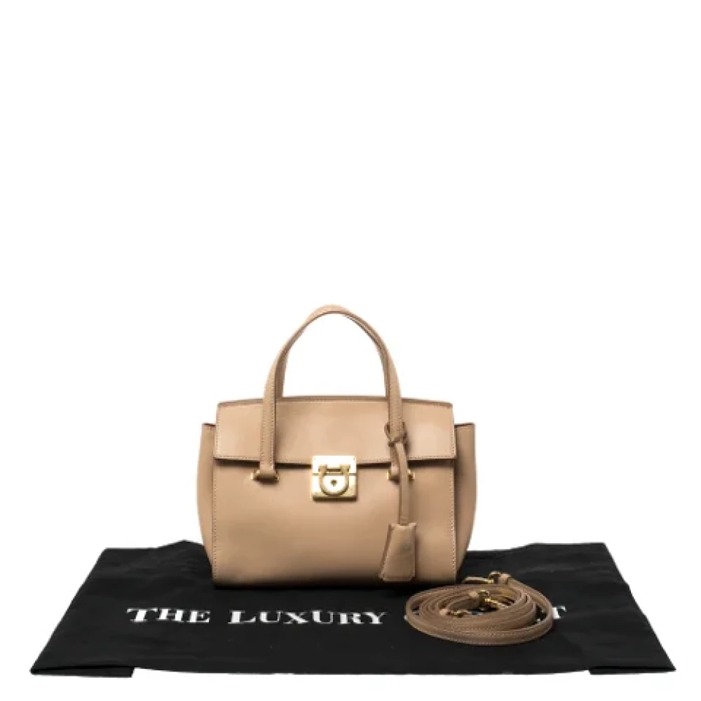 Salvatore Ferragamo Pre-owned Leather handbags Beige Dames