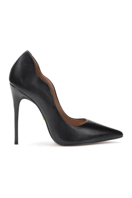 Svarta vågiga höga klackar pumps.Denna produkt har stor storlek.