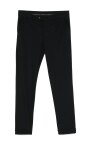 zwarte-zwarte-broek-met-knoopsluiting-aan-de-voorkant