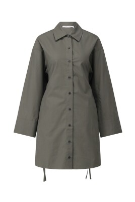 robe-chemise-decontractee-avec-detail-au-dos