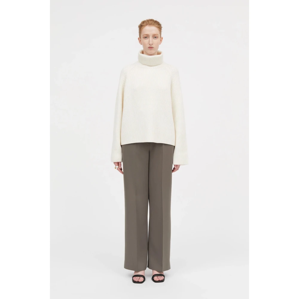 Mark Kenly Domino Tan Chunky Merino Woltrui met Knoopdetail White Dames