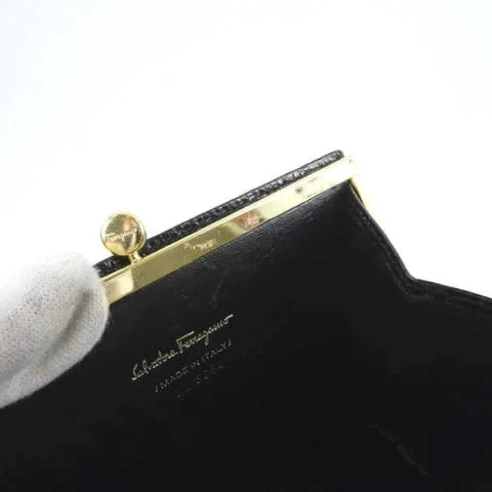 Salvatore Ferragamo Pre-owned Leather crossbody-bags Black Dames