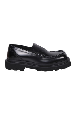 black-sneakers-luxury-style-aw23