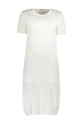 robe-blanche-elegante-pour-femme-avec-broderie
