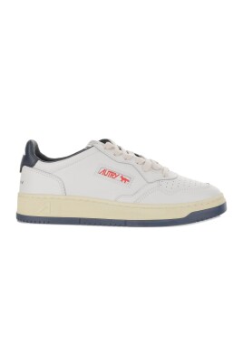 sneakers-en-cuir-blanc-avec-talon-bleu