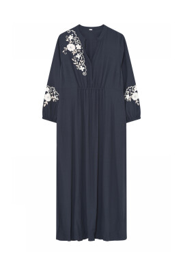 elegante-robe-longue-avec-details-brodes