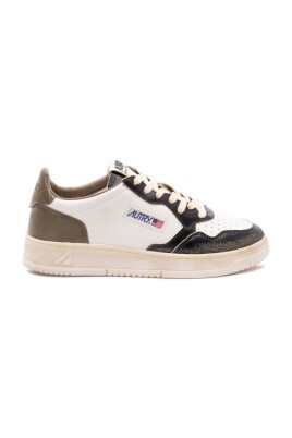 sneakers-blanches-a-lacets-frontaux
