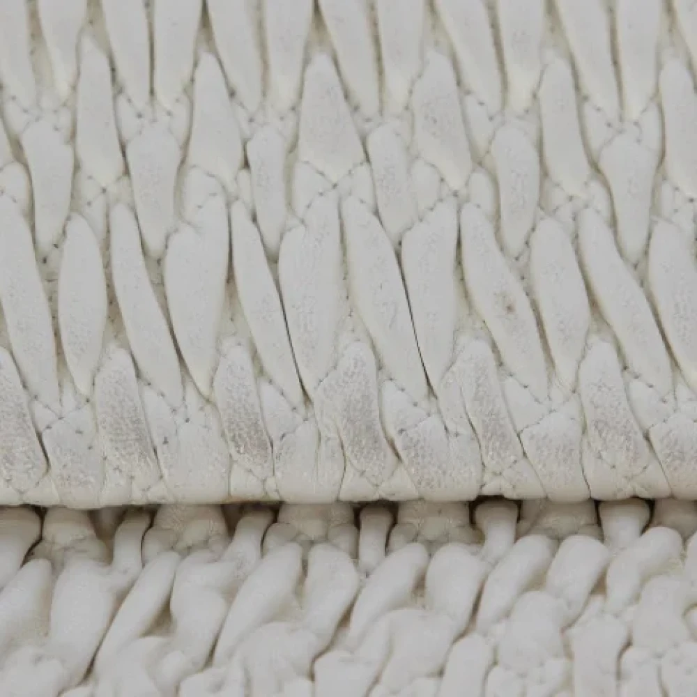 Miu Pre-owned Leather clutches White Dames