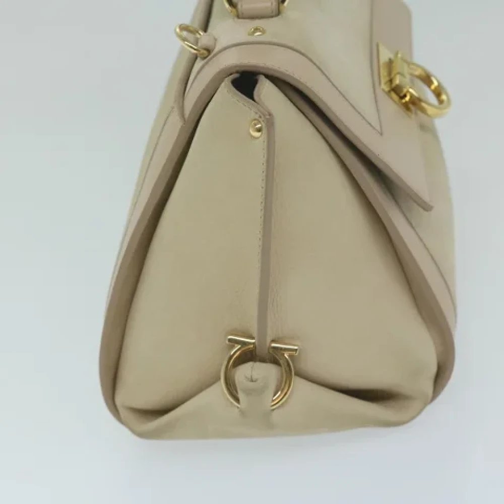 Salvatore Ferragamo Pre-owned Leather shoulder-bags Beige Dames