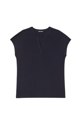 blue-v-neck-t-shirt-susy-model