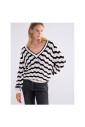pull-a-col-en-v-a-rayures-ondulees