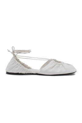 chaussures-ballerines-en-cuir-blanc-lacees