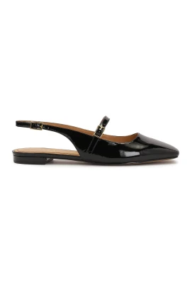 Lackerade platta pumps med exponerad häl