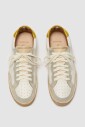 witte-sneaker-met-metalen-accenten