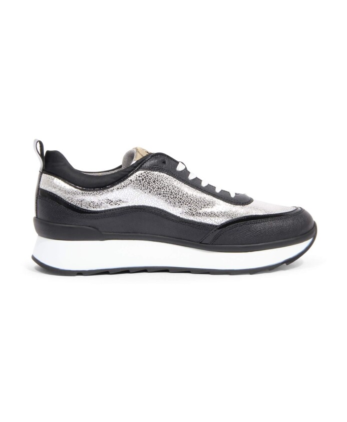 chaussures-en-cuir-noir-avec-details-argentes
