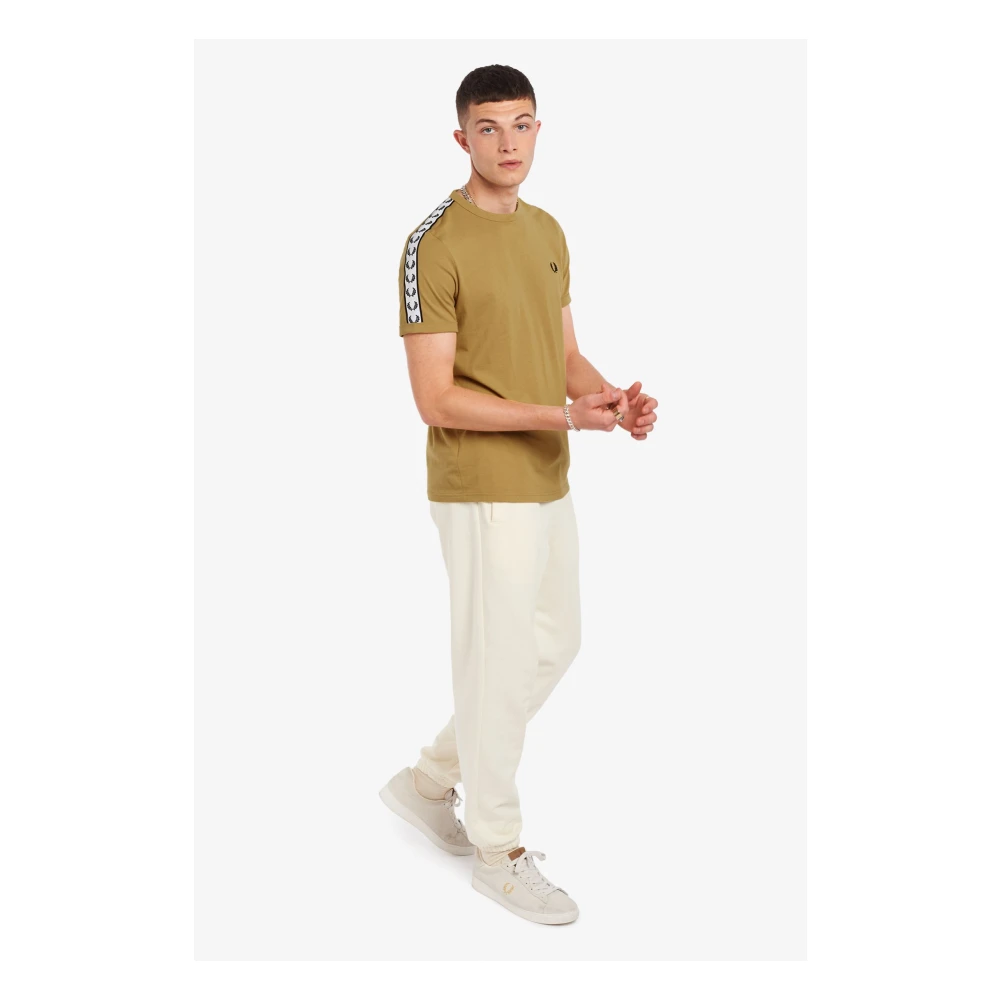 Fred Perry Ringer T-shirt geïnspireerd door de jaren 90 met Laurel Crown Tape Beige Heren