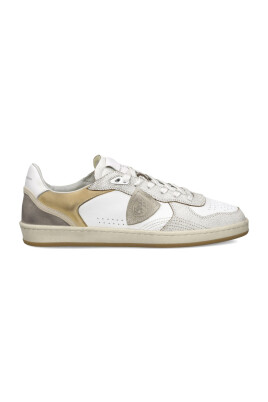 sneakers-en-cuir-blanc-avec-details-dores