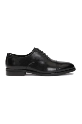 Svarta oxfords med överlappande nos.Denna produkt har stor storlek.