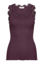 feminine-lace-top-winetasting