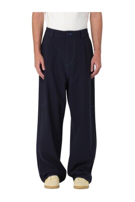 pantalon-large-bleu-avec-coutures-contrastees