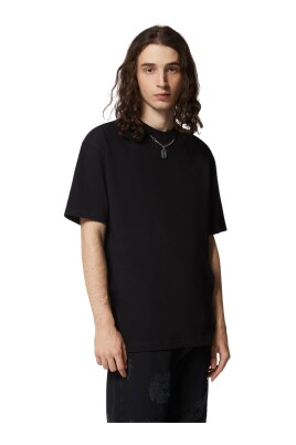 black-t-shirt-with-discreet-logo