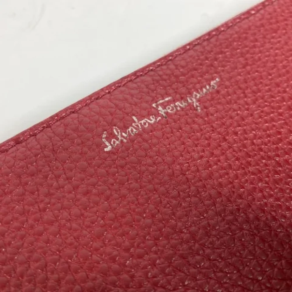 Salvatore Ferragamo Pre-owned Leather clutches Red Dames