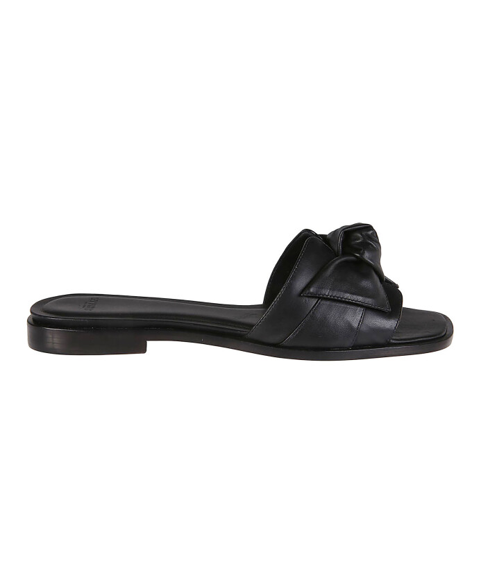 sandales-noires-carrees-plates