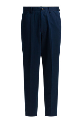 pantalon-bleu-coupe-fuselee-design-epure