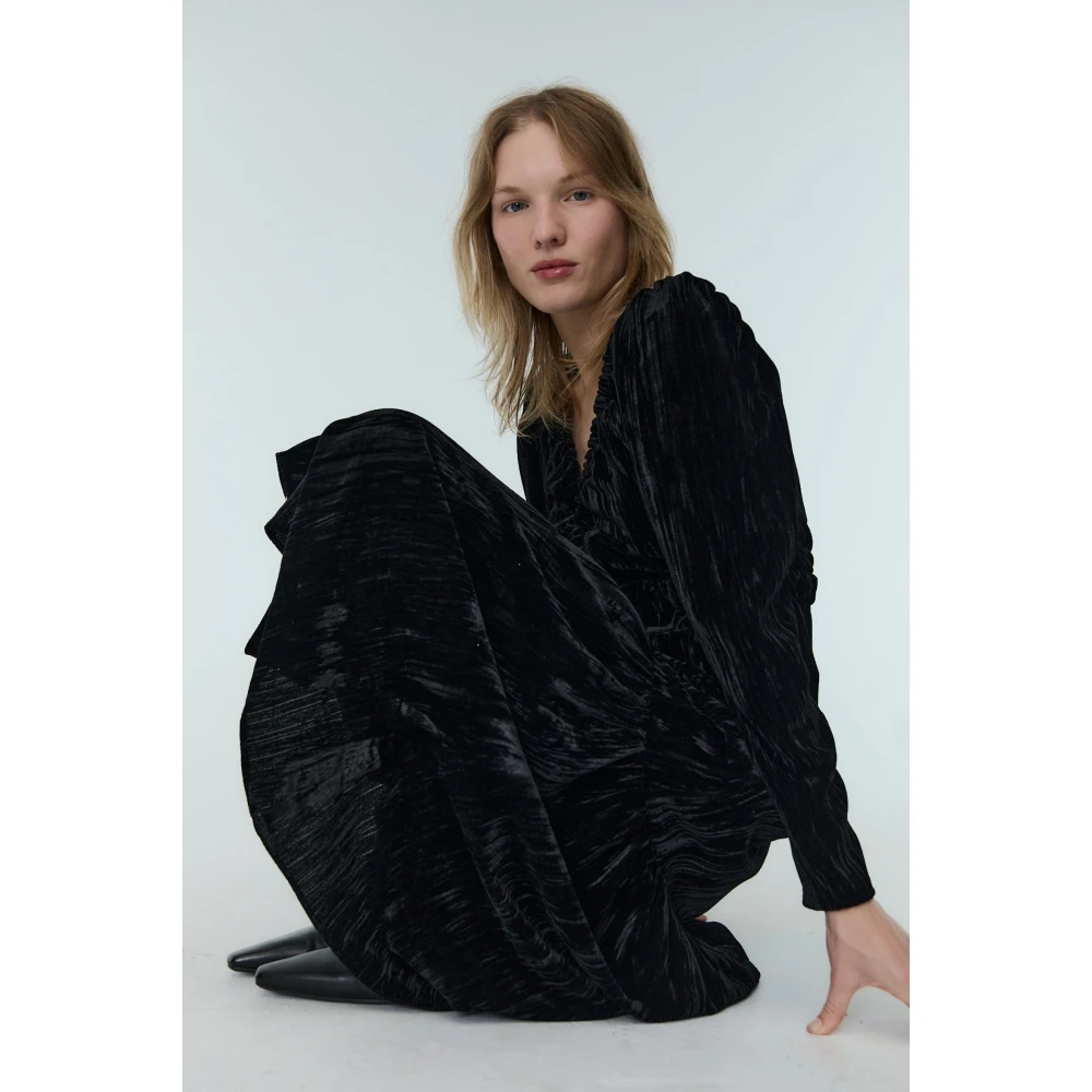 The New Society Zwart Velours V-Hals Jurk Black Dames