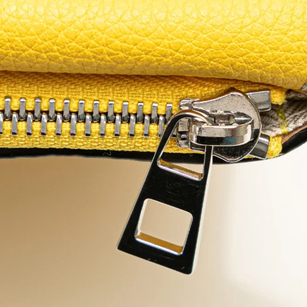 Loewe Pre-owned Leather shoulder-bags Yellow Dames