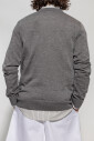pull-ras-du-cou-avec-broderies-fraises