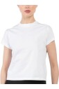 crop-tee-dans-un-style-tendance