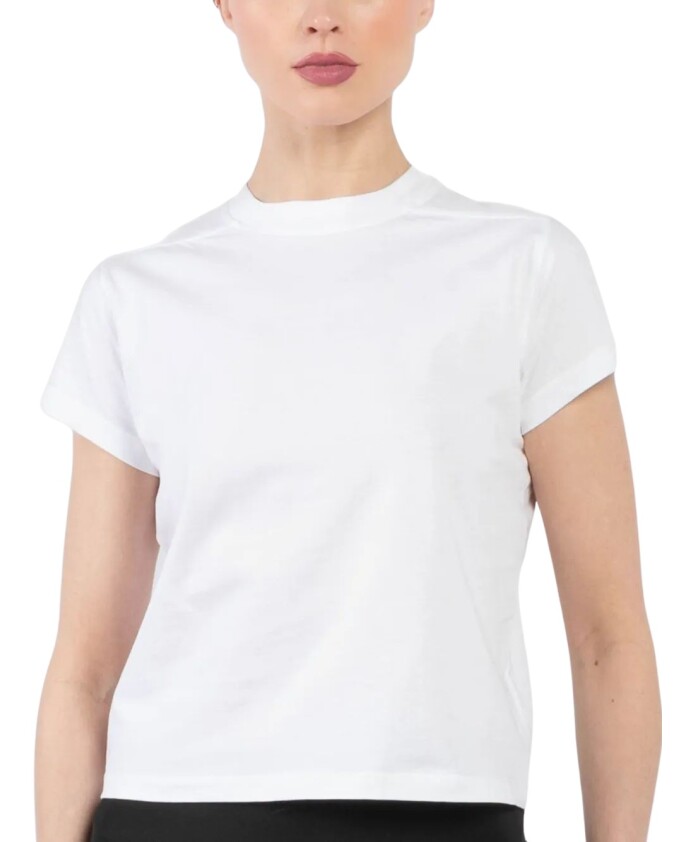 crop-tee-dans-un-style-tendance