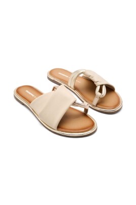 sandales-plates-en-cuir-avec-detail-metallique