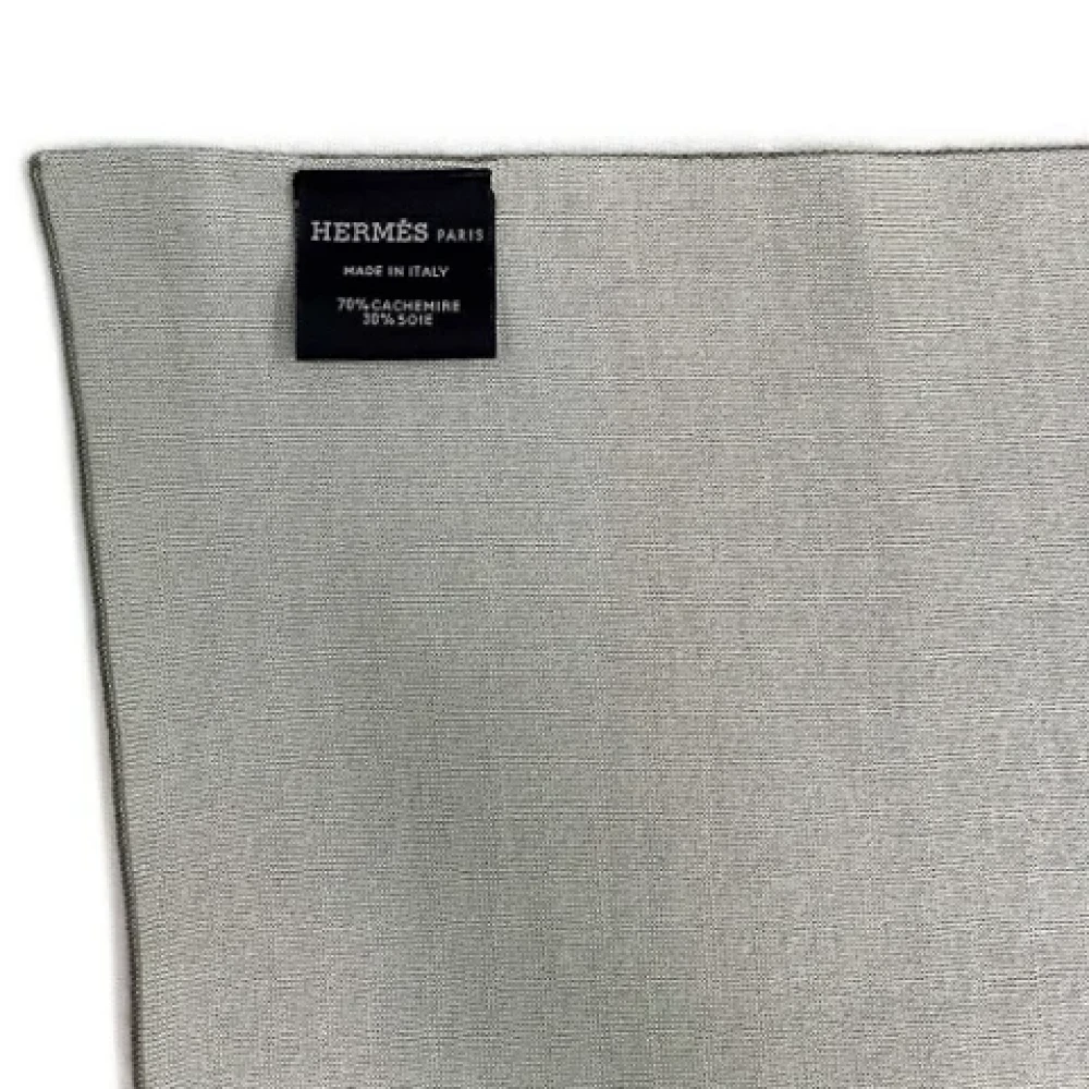 Hermès Vintage Pre-owned Wool scarves Gray Dames