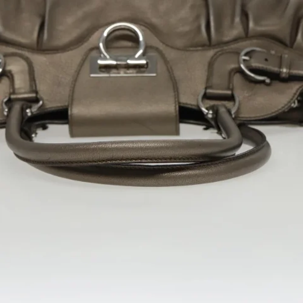 Salvatore Ferragamo Pre-owned Leather handbags Gray Dames