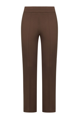 brown-trousers-for-a-stylish-look