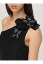 robe-noire-a-une-epaule-ornee