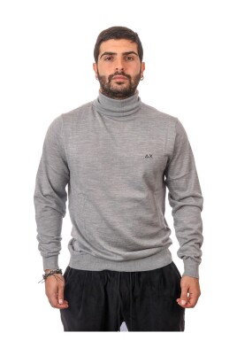 solid-merinos-turtle-neck-sweater
