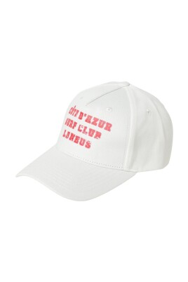 white-knitted-hat-stylish-model