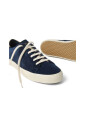 sneaker-bleu-avec-semelle-contrastante