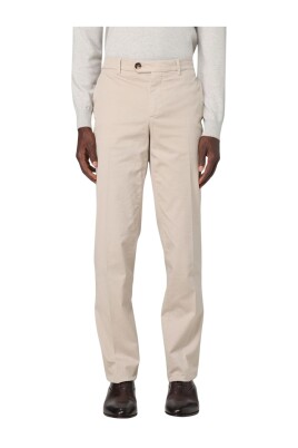 chinos-droits-beige-intemporels