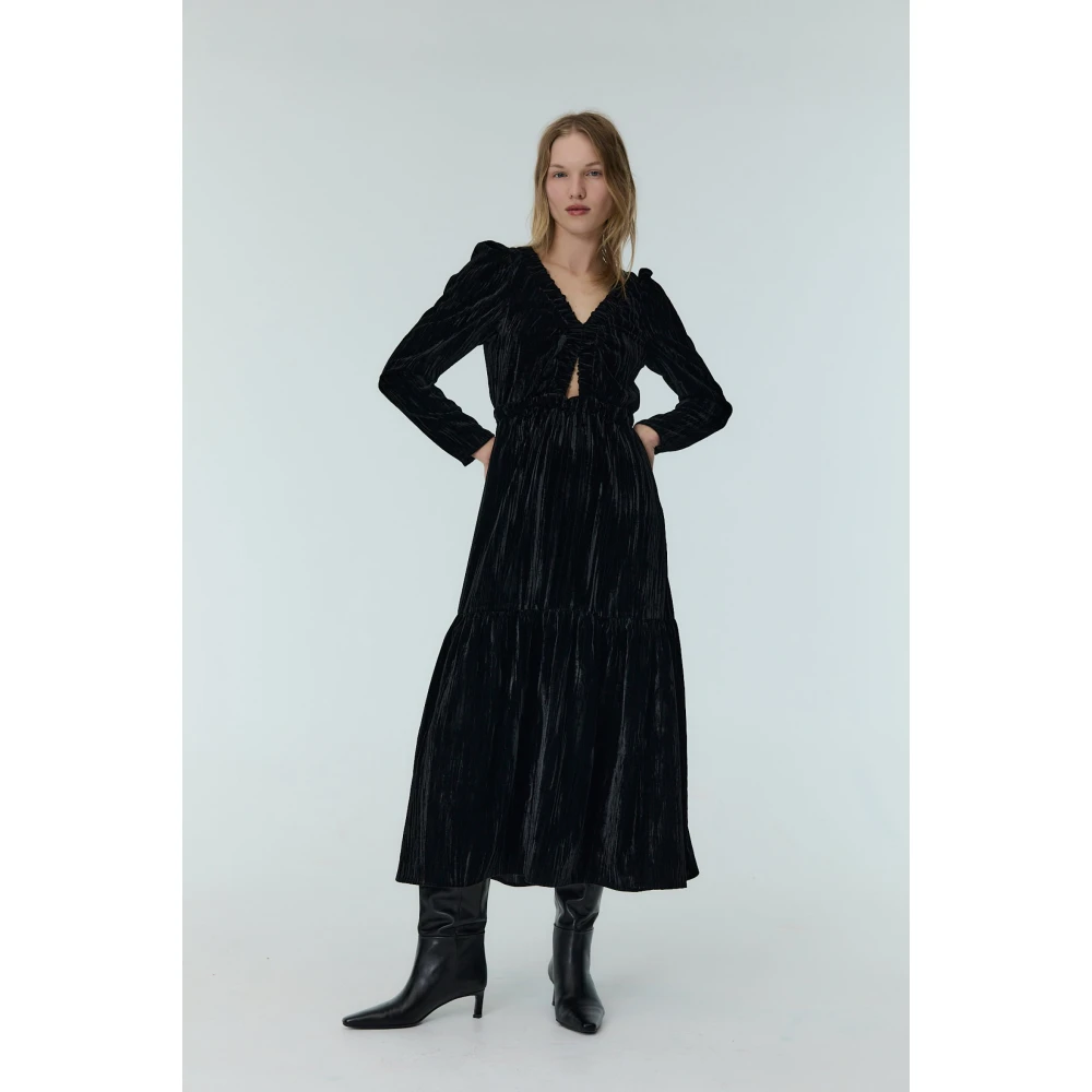 The New Society Zwart Velours V-Hals Jurk Black Dames