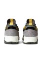 baskets-de-course-grises-avec-inserts-en-cuir